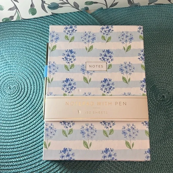 Floral 💙🩵 Notepad with Pen 150 sheets blue and white hydrangeas - Picture 3 of 16